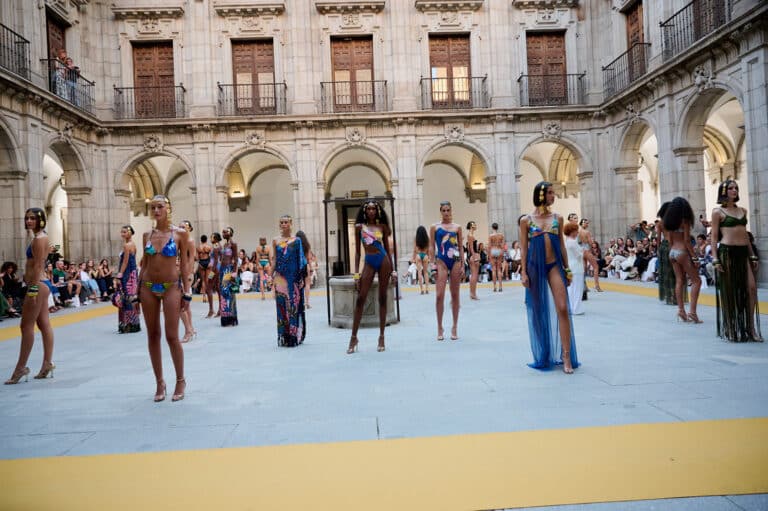 Dolores Cortés reivindica el ornamento y la exuberancia en su colección de baño para el verano 2027